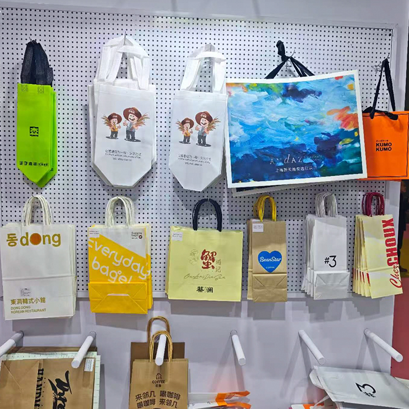 Disposable Coffee Cups And Kraft Paper Packaging Bags